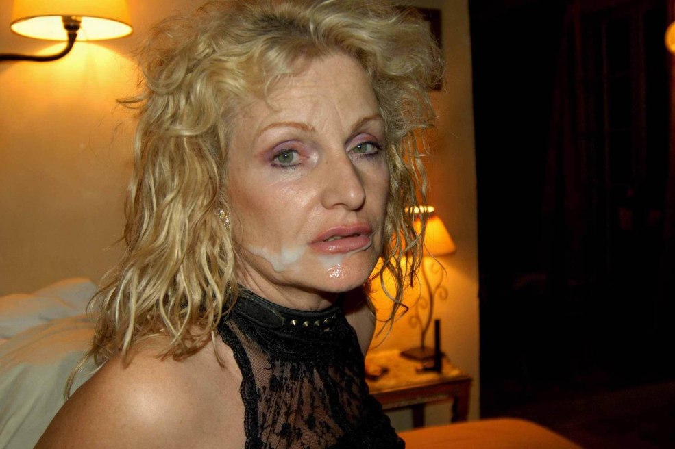 Les femmes matures jouent sur le visage