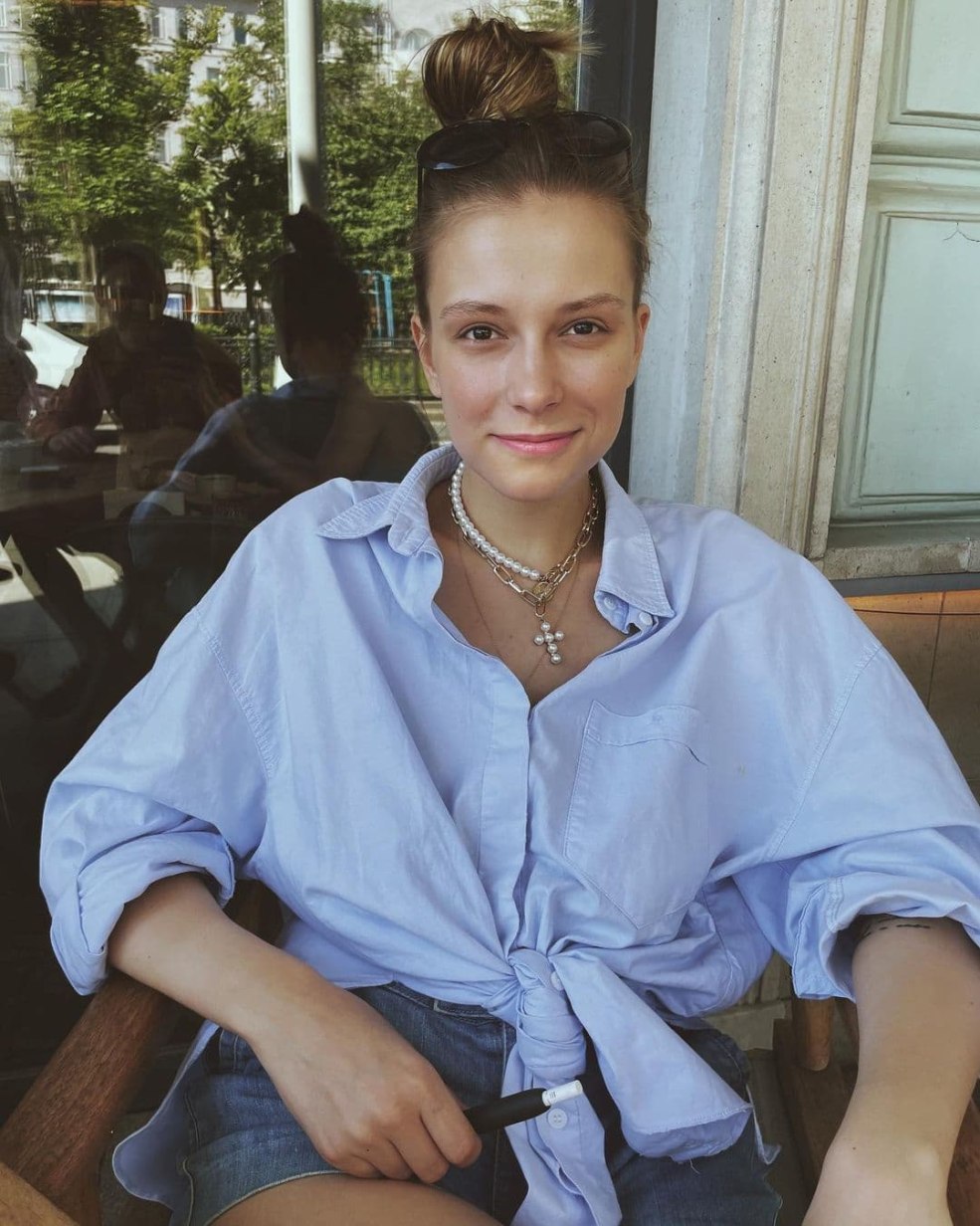 La chanteuse Pelagia en maillot de bain