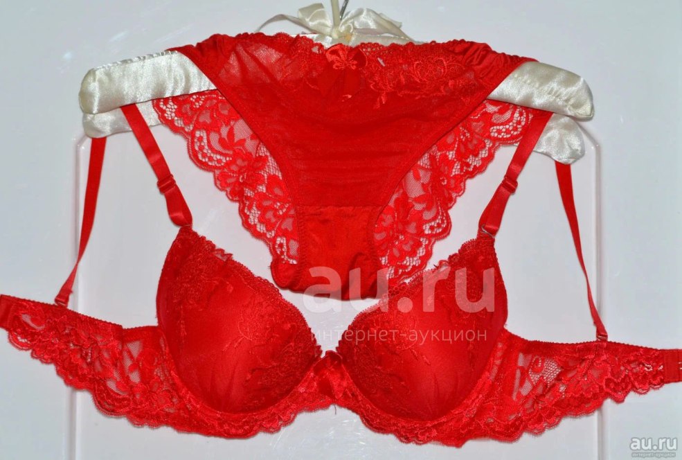 Ensemble rouge de la dentelle de sous-vêtements