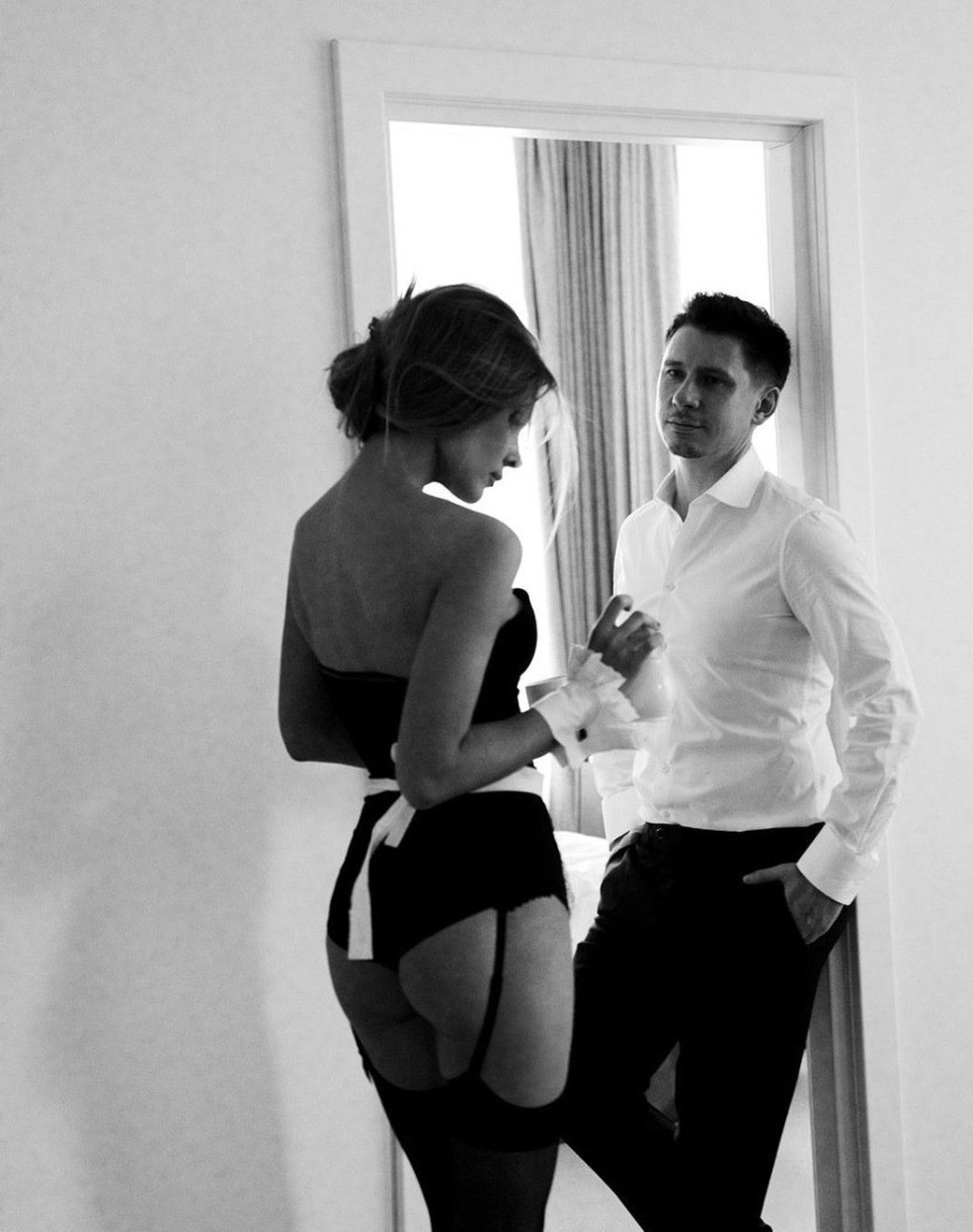 Monica Pietrasinsk en sous-vêtements noirs