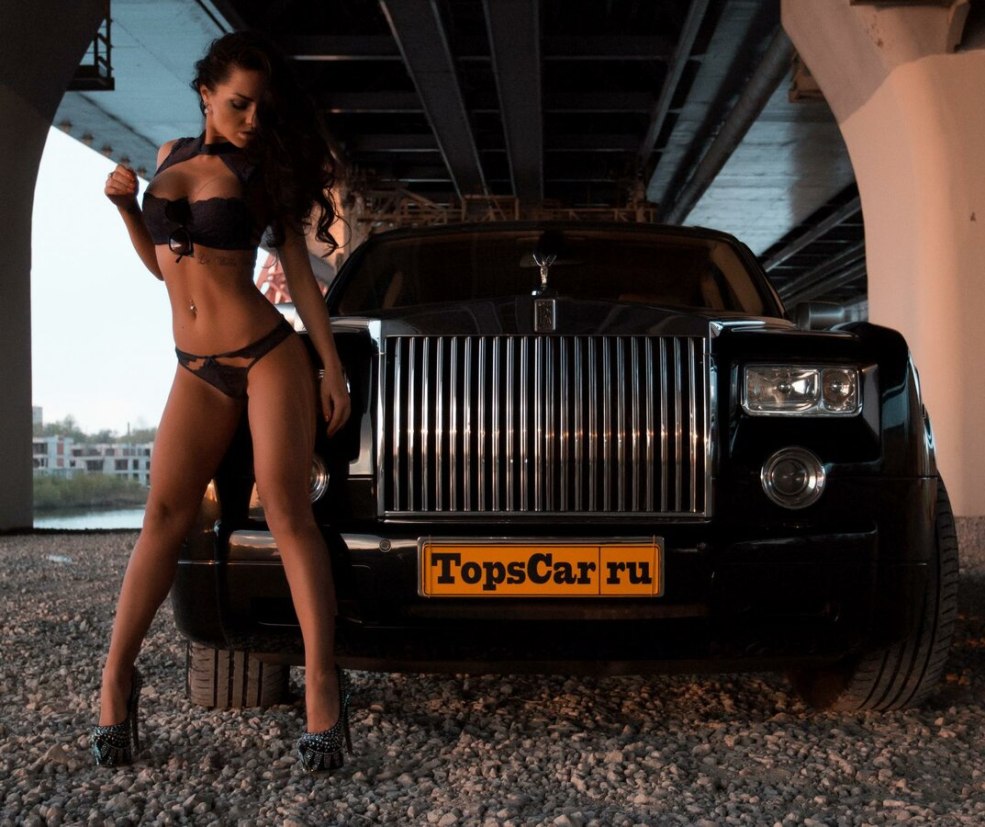 Rolls Royce Phantom avec une fille