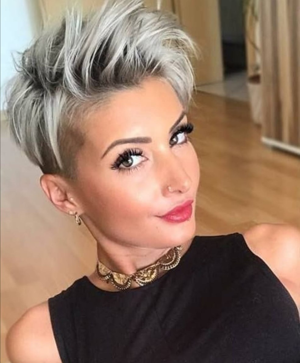 Coiffure de lutin aux cheveux violets