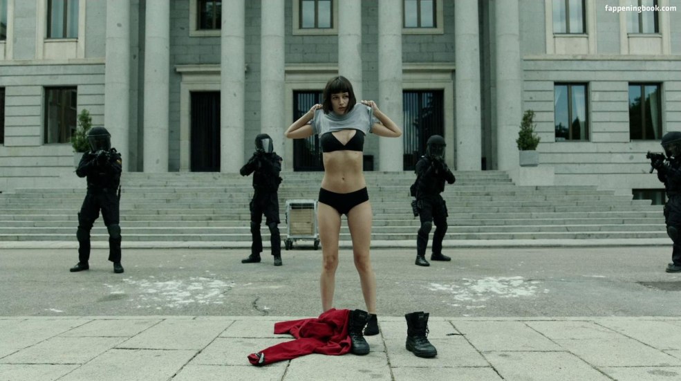 Ursula Korbero dans la série Paper House