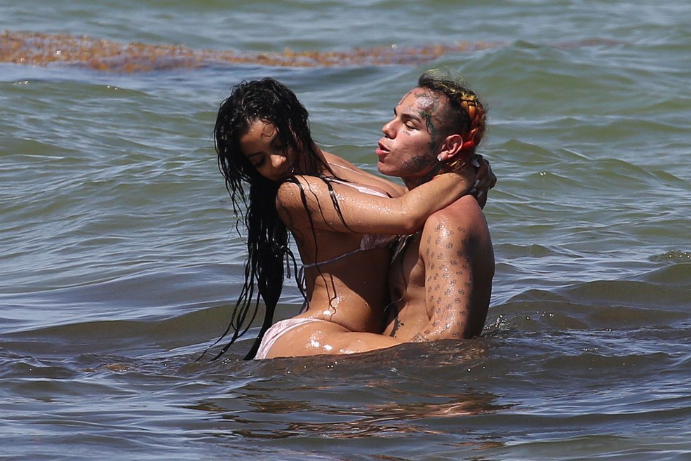 Femmes noires sur une plage nudiste