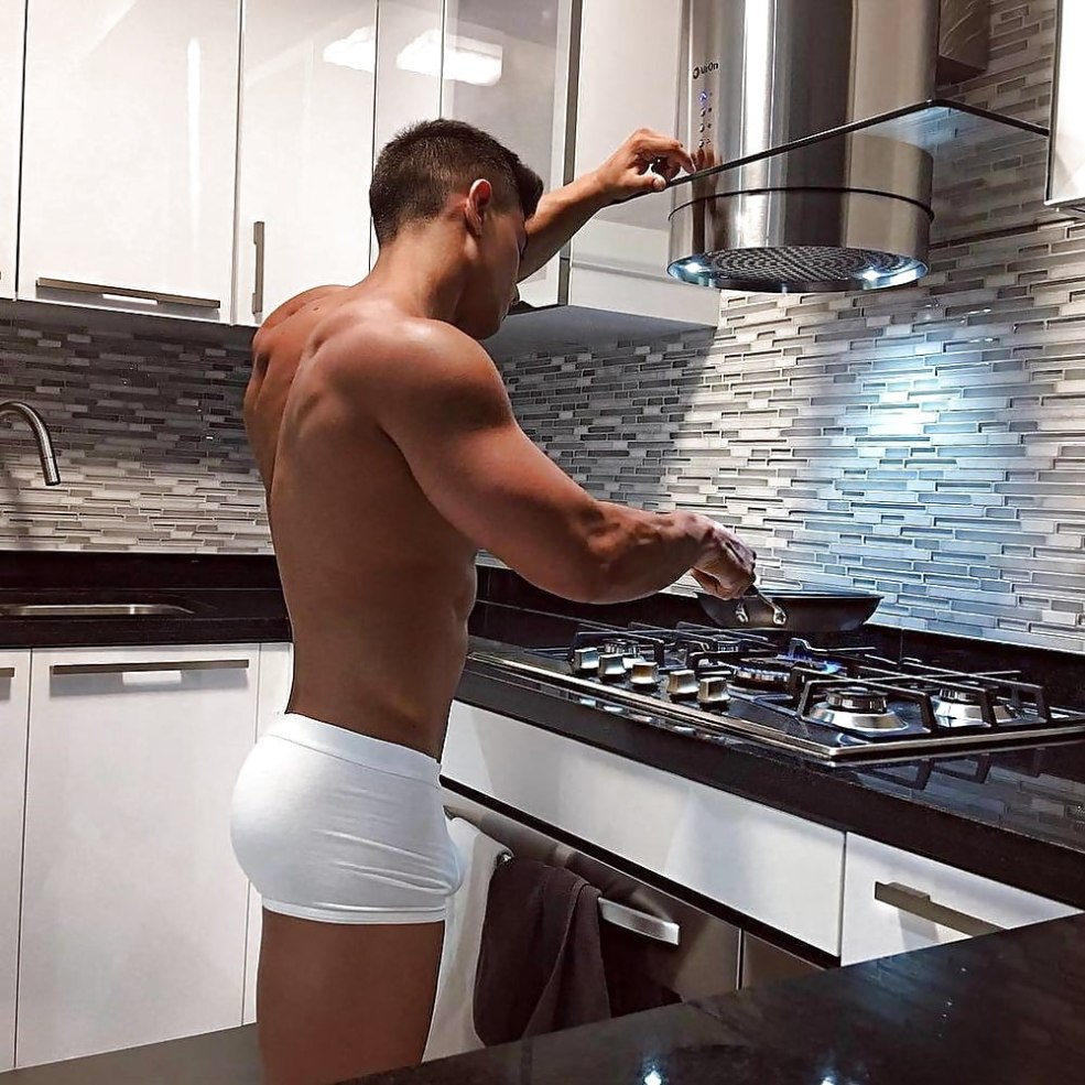 Un homme dans un tablier dans la cuisine