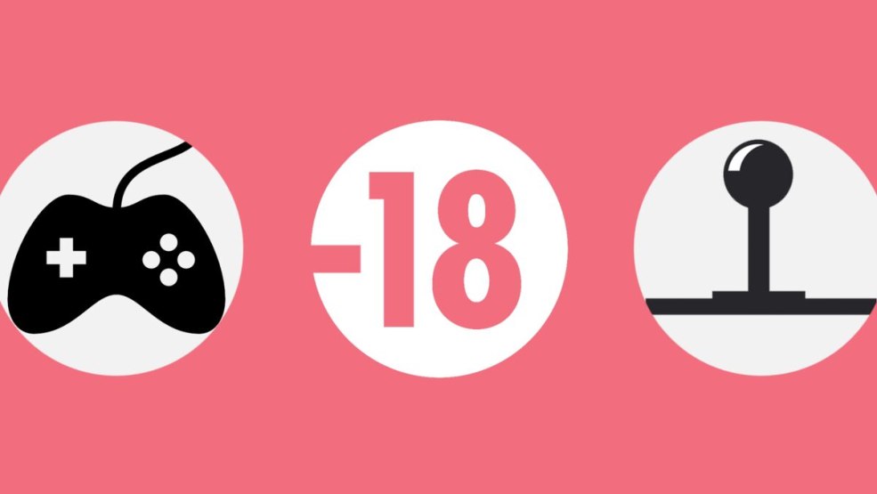 Un homme déshabille une femme