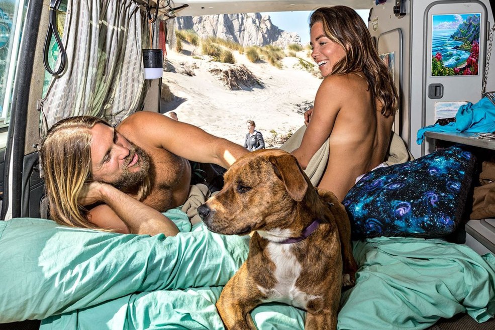 Filles nues et voyage