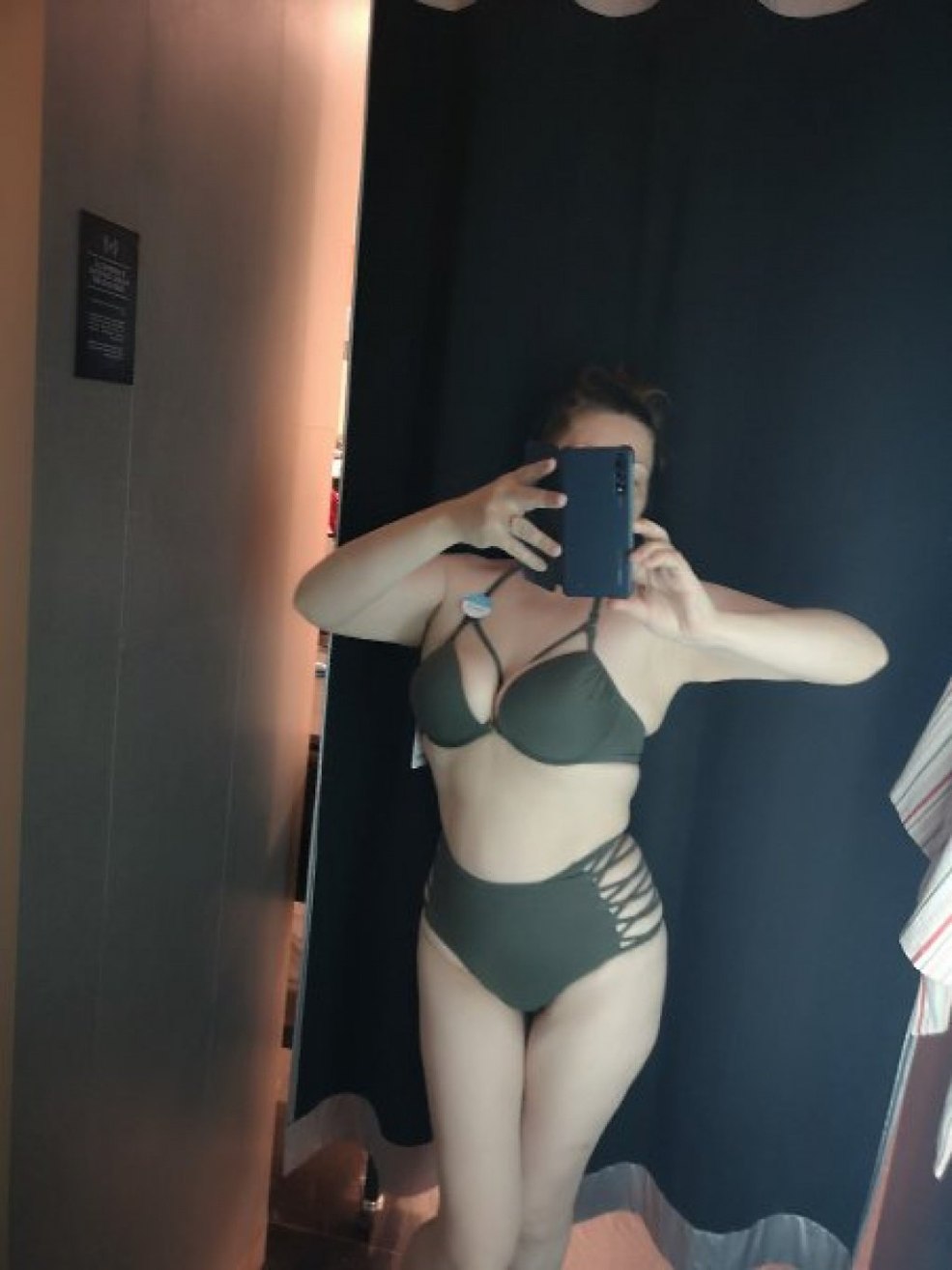 Filles complètes en selfie en lin