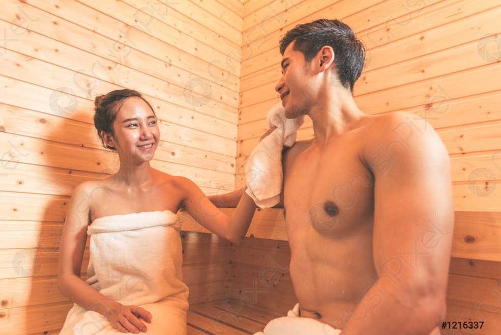 Une fille dans un sauna avec des hommes
