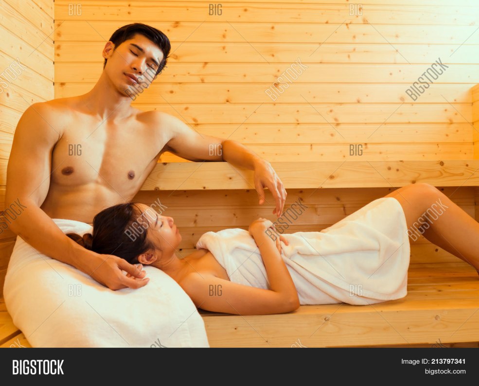 Jeunes couples nus dans le bain