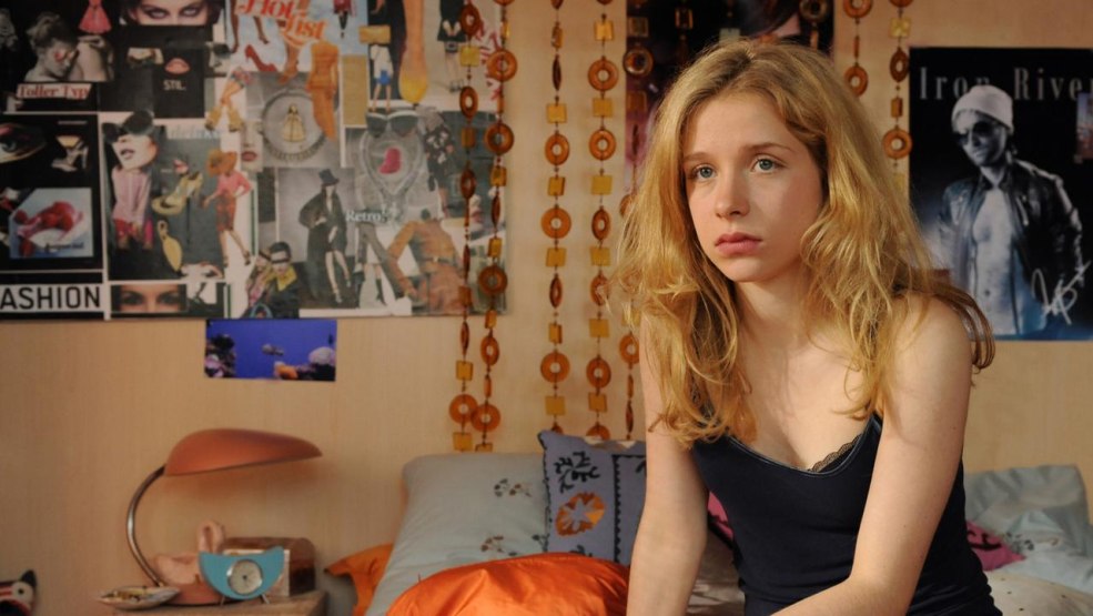 Dans la rue sans sous-vêtements