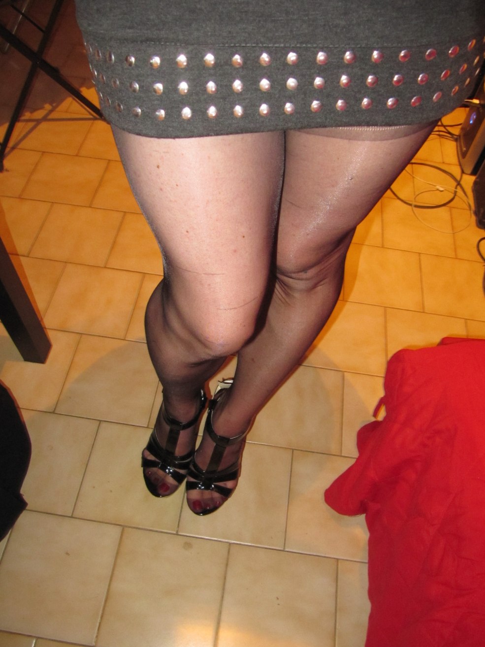 Jupe en cuir et collants