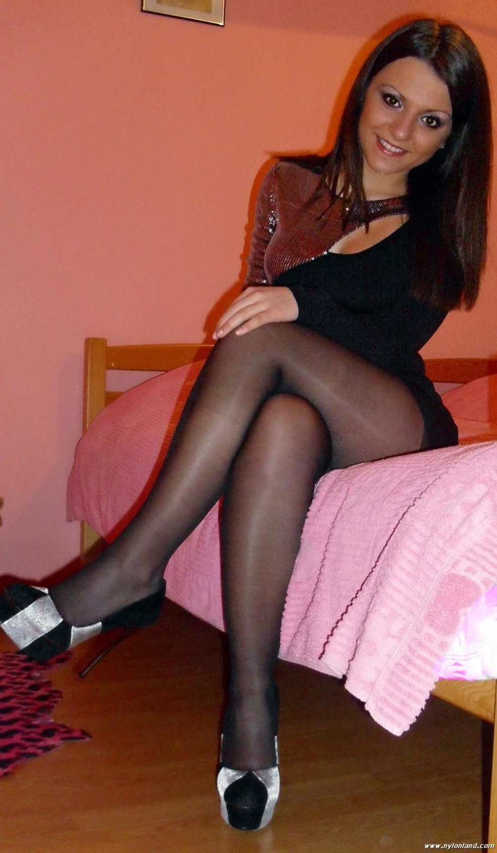 Filles en robes et collants brillants