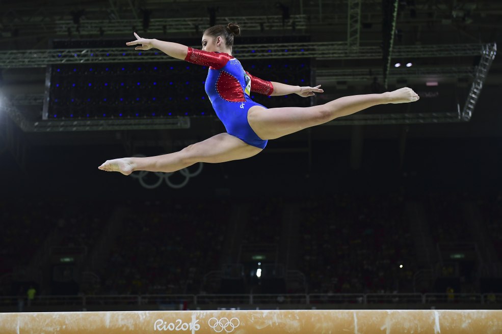 Lo ua ABS Gymnast Beach