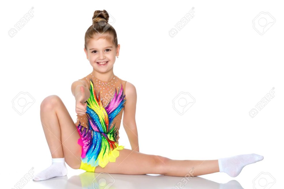 Les gymnastes de filles effectuent des exercices sur la ficelle