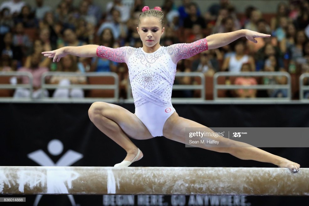Elena Isinbaeva en short