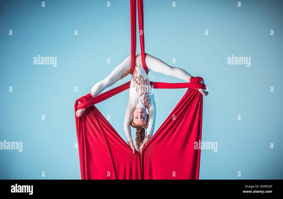 La petite fille se tient sur sa tête