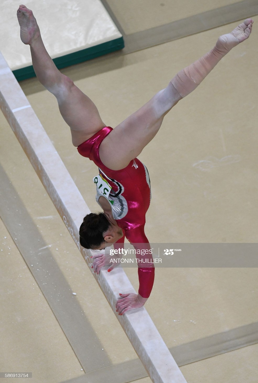 Dessinez une gymnaste avec une bande