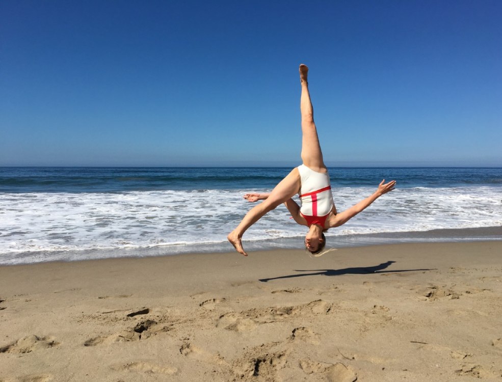 Gymnastique de plage beaux enfants