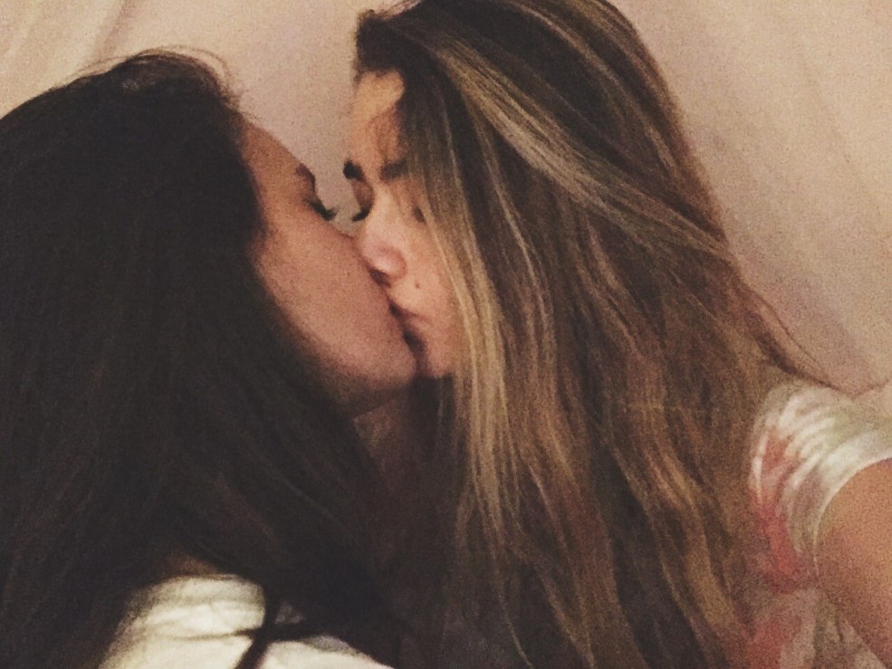 Embrasse deux filles sans visage