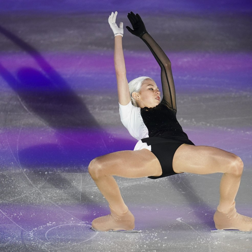 Sasha Trusova Kantilerer