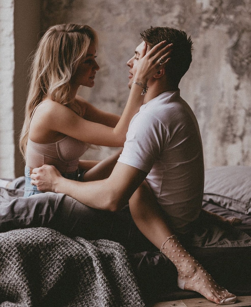 L'homme et la femme bavardaient