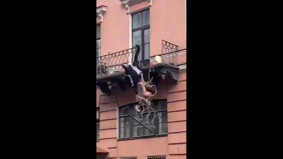 À Saint-Pétersbourg est tombé du balcon