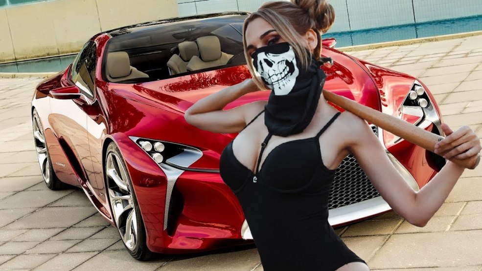 Filles dans un masque avec une voiture