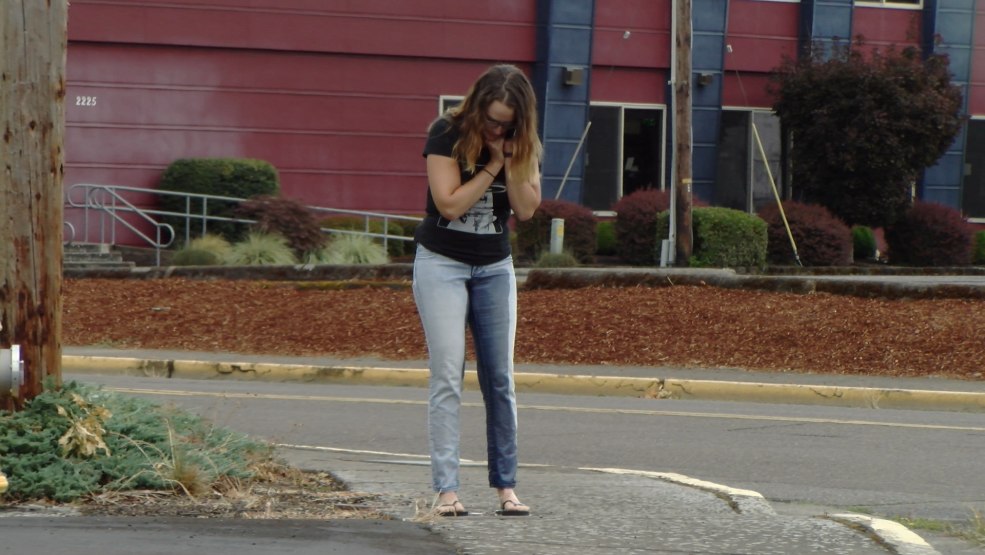 Le gars a frappé la fille au visage