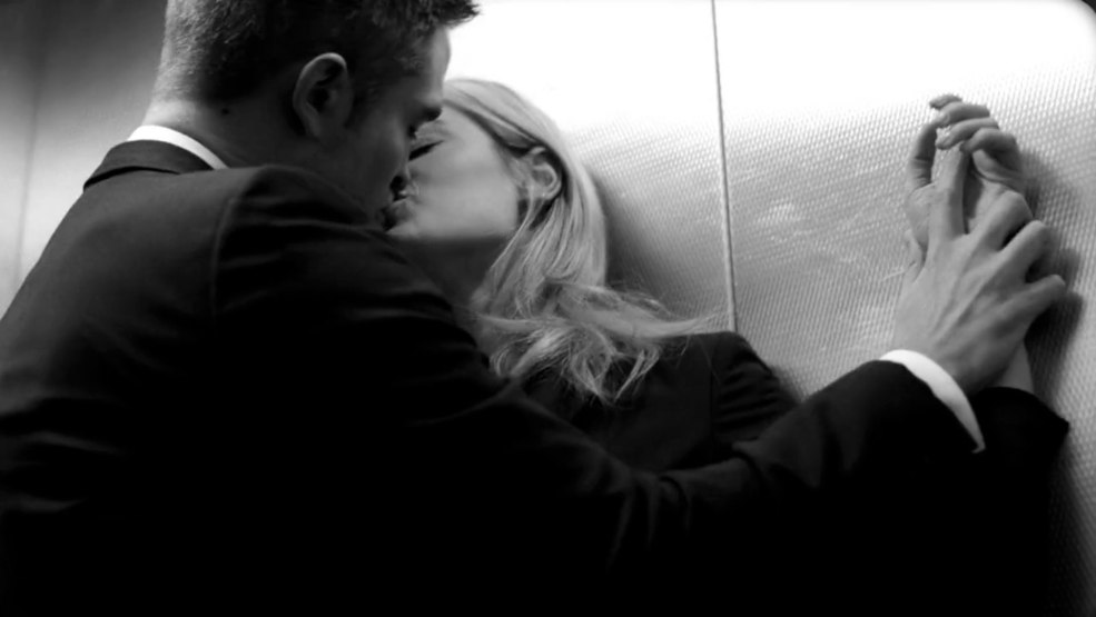 Robert Pattinson dans un GIF d'ascenseur