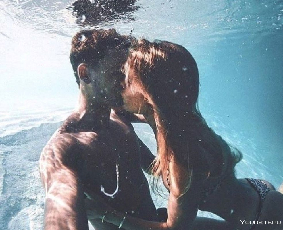 Garçon et fille dans la piscine