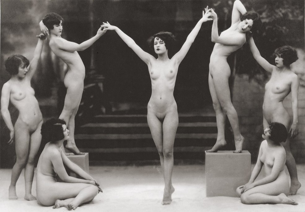 Femmes nues sur la scène rétro