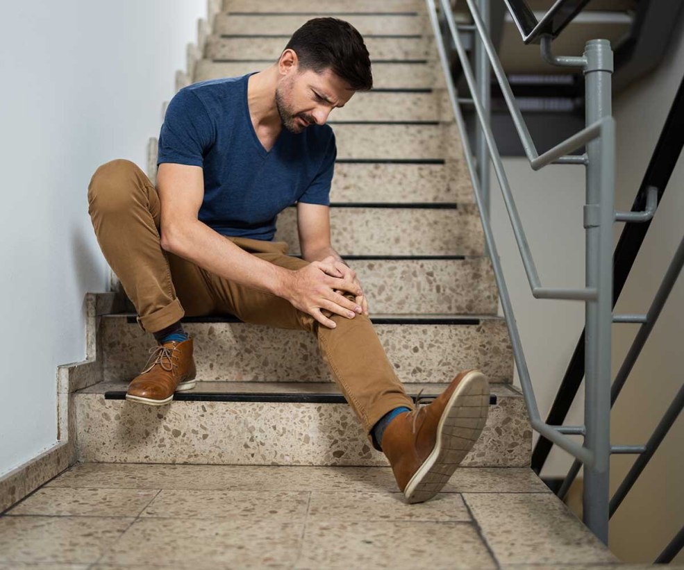 L'homme monte sur les escaliers