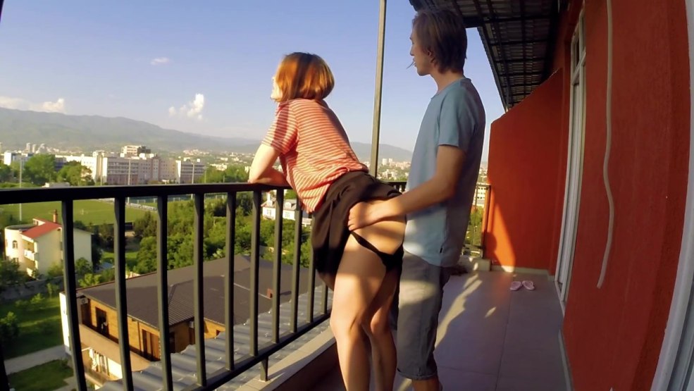 Horney Wife Flaching aux voisins du balcon