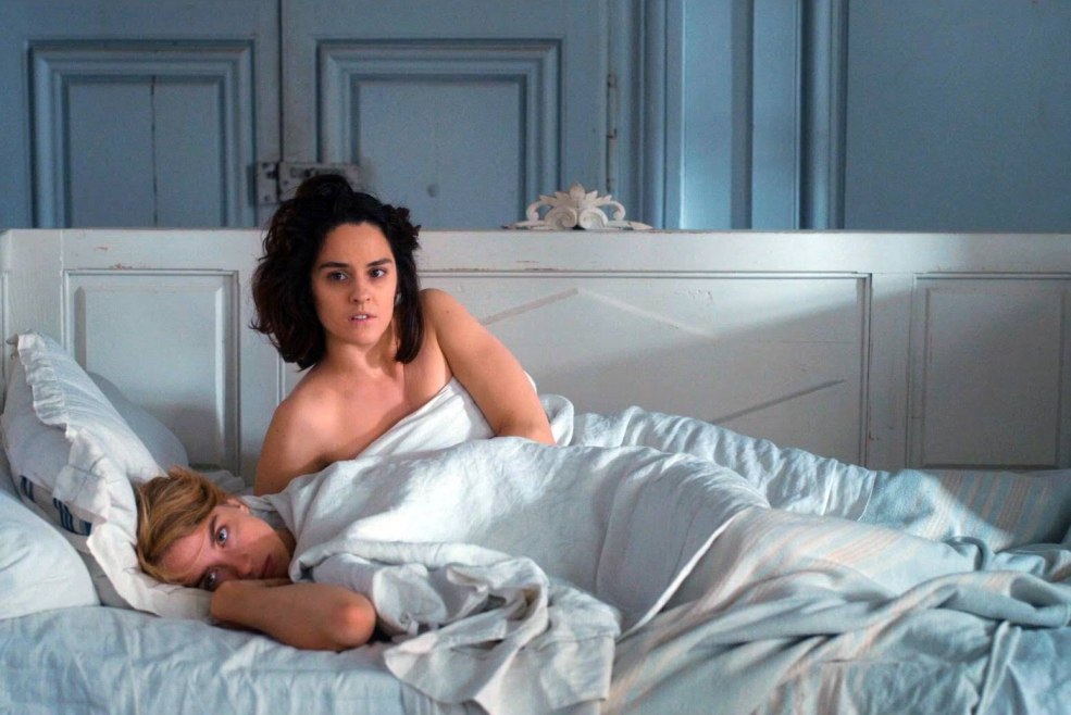 Femme nue sur le balcon