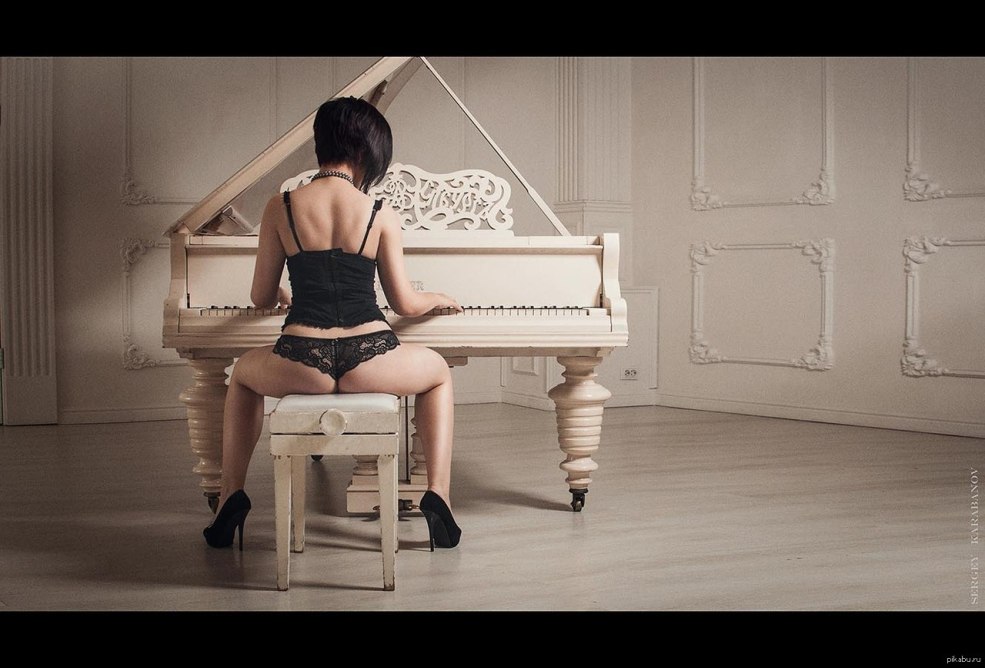 Une femme sur un tabouret