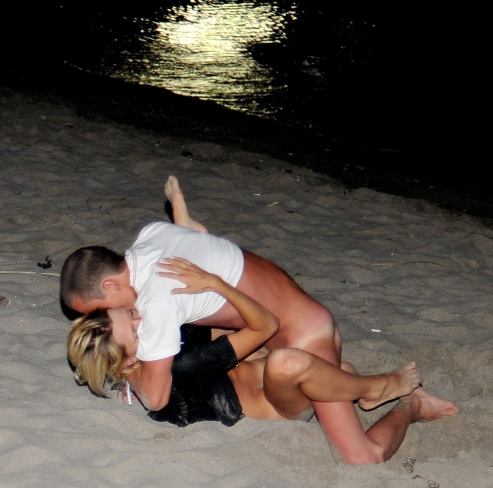 Femmes nues sur la débauche de la plage