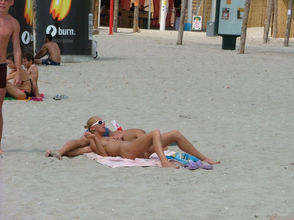 Fêtes de plage seins nus