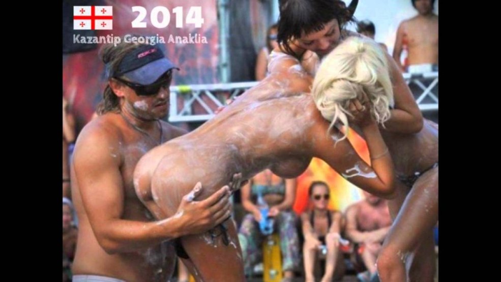 Baise publique sur la plage