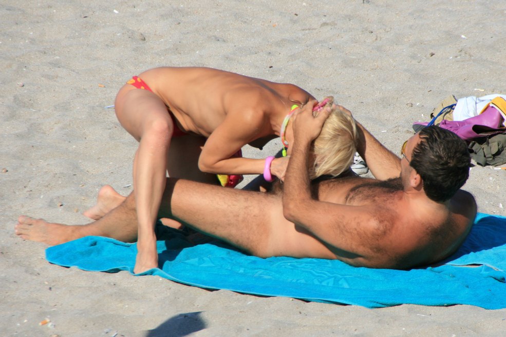 Fêtes de plage seins nus