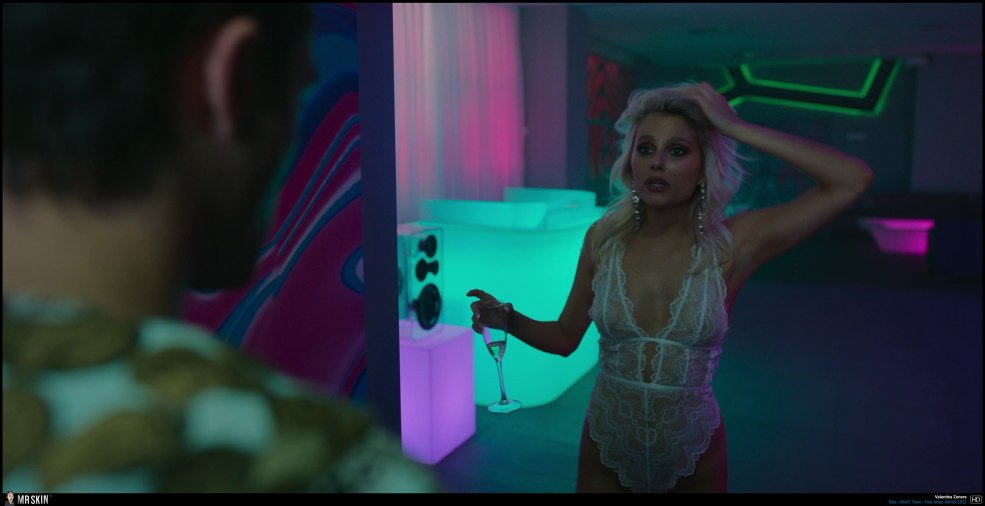 Valentina Zenere est nue