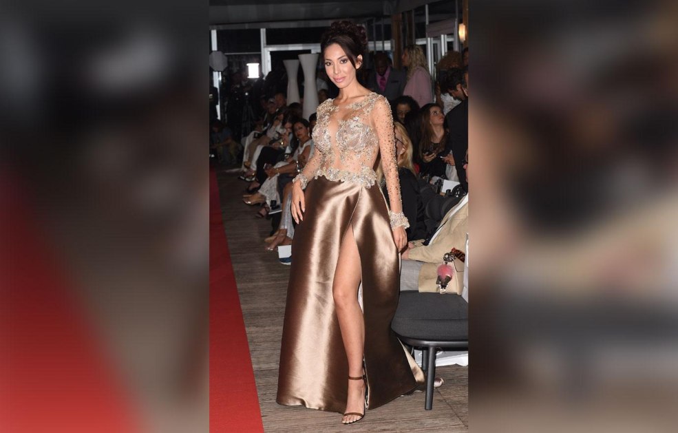 Fille dans la voiture