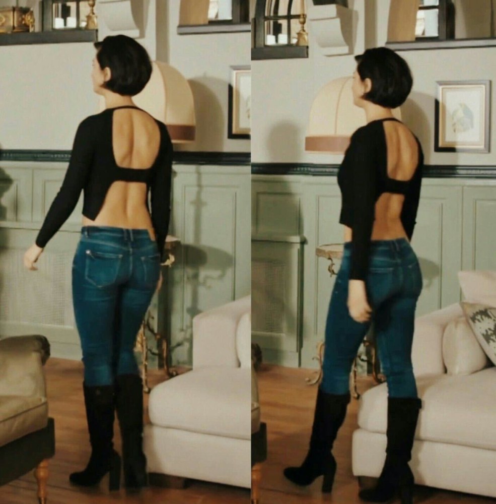 Un petit homme est allongé sur le canapé