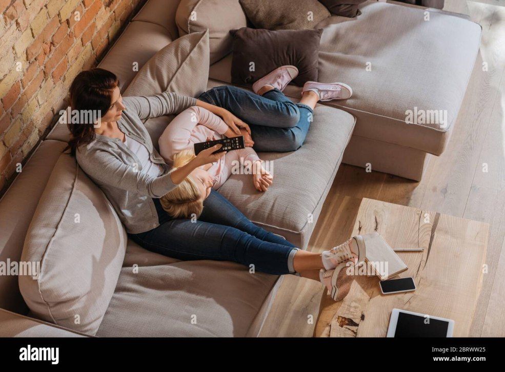 Blonde sur un canapé en cuir