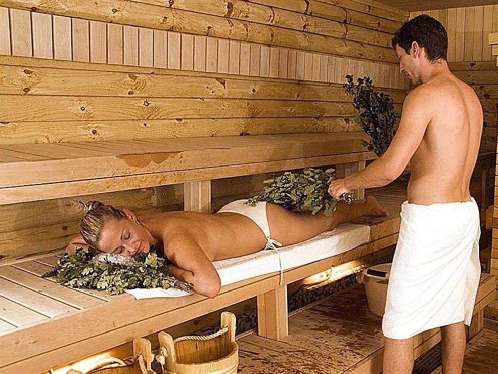 Homme et femme dans le vapeur