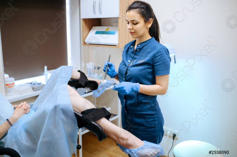 Le gynécologue a baisé le patient