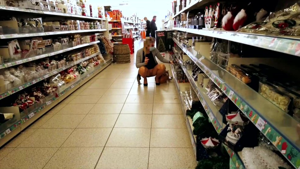 Chatte non rasée en maillot de bain