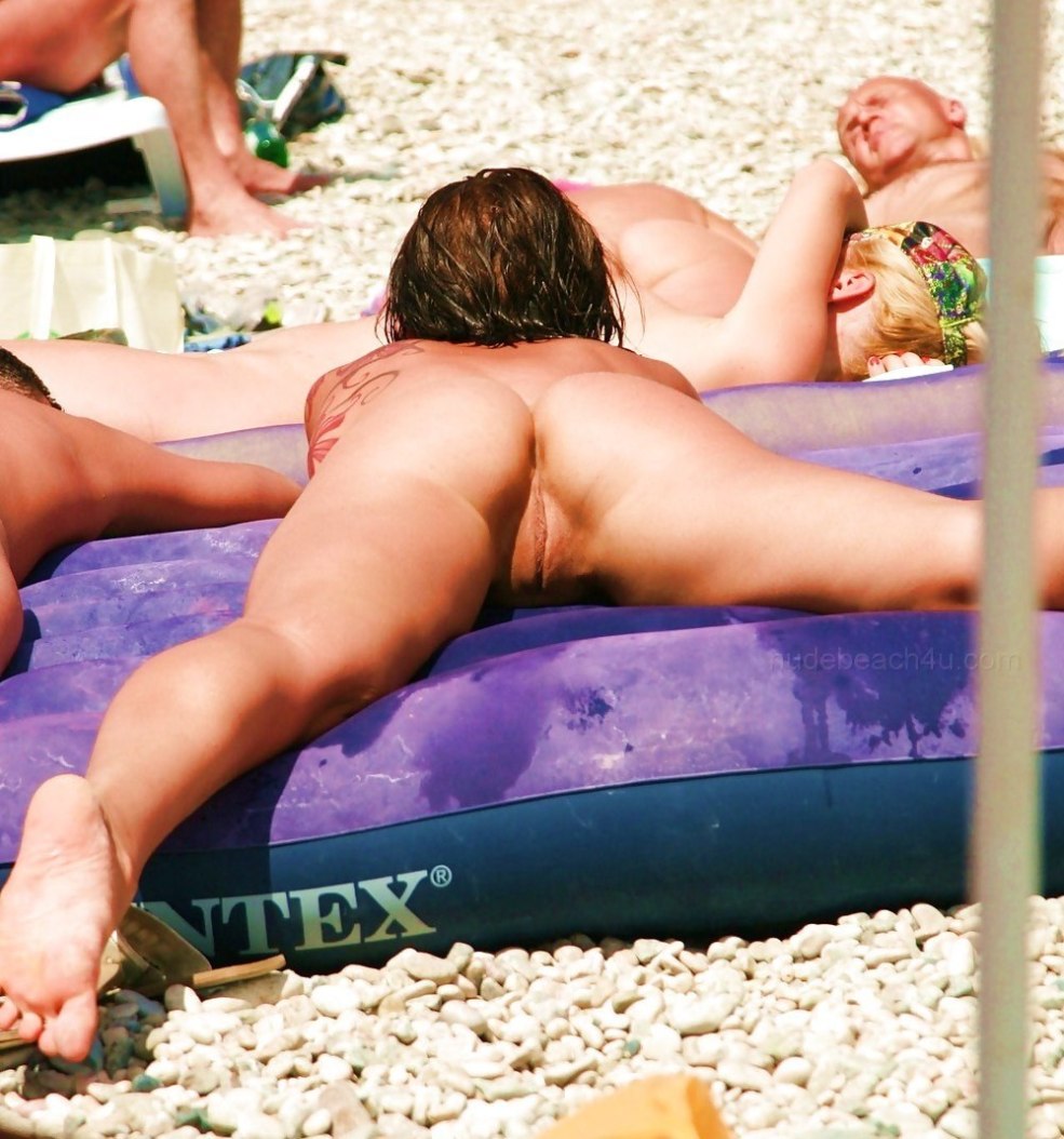 Espionné sur une plage nudiste