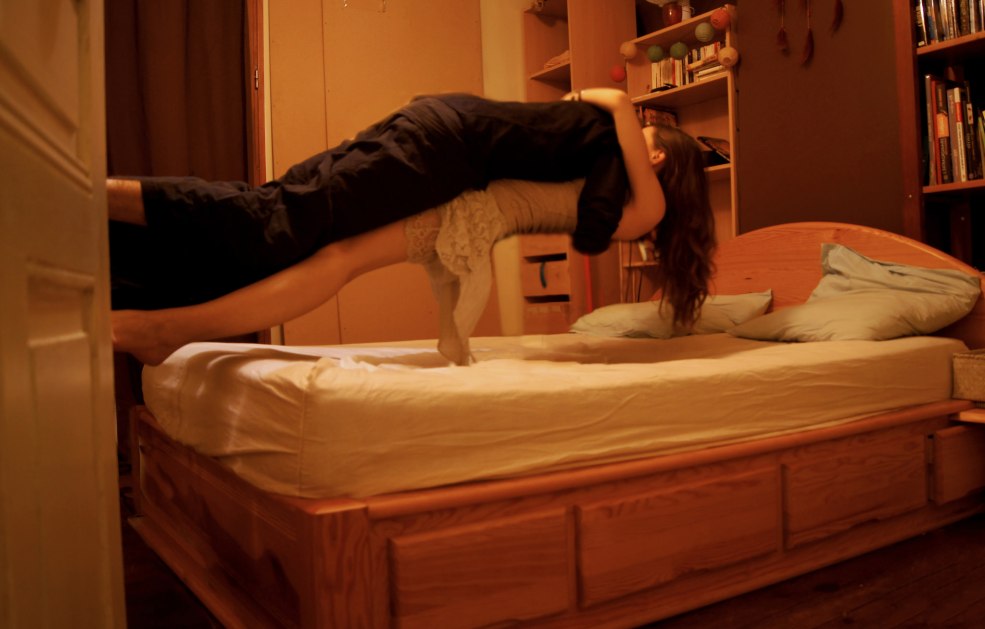 Natalia Forrest dans les vêtements en soie