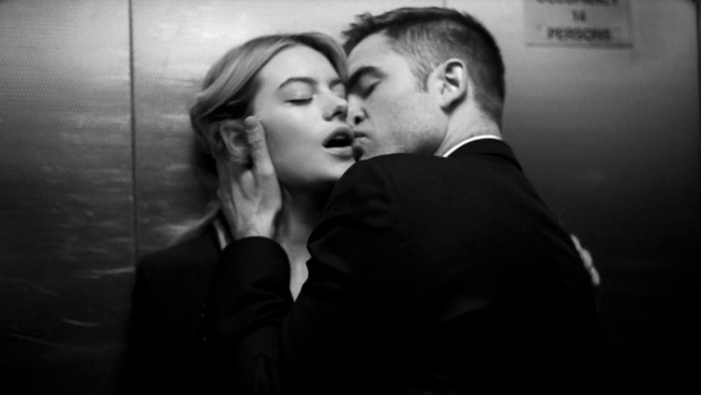 Dior Homme avec Robert Pattinson dans l'ascenseur
